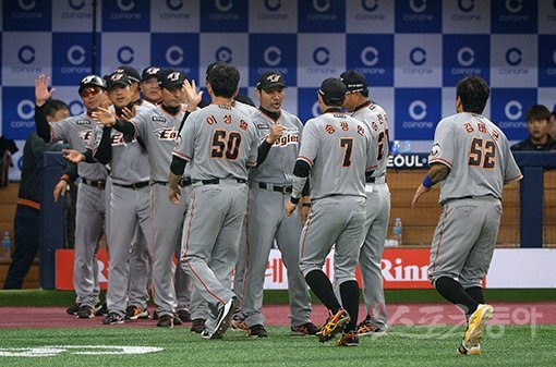 22일 서울 고척스카이돔에서 ‘2018 신한은행 MY CAR KBO리그 포스트시즌’ 준플레이오프 3차전 한화 이글스와 넥센 히어로즈의 경기에서 한화가 4-3 승리를 거두며 2연패 후 첫 승을 신고했다. 경기 후 한화 선수단이 기쁨을 나누고 있다. 고척｜김진환 기자 kwangshin00@donga.com