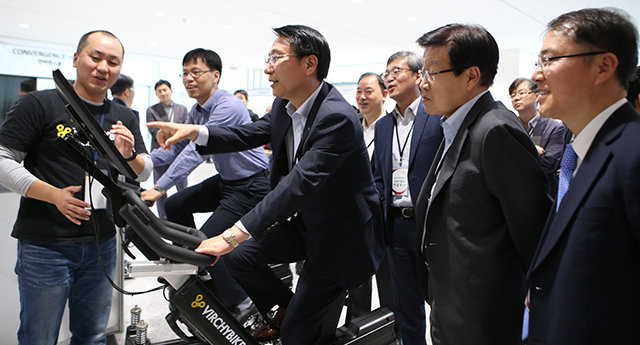 22일 서울 강서구 LG사이언스파크에서 열린 ‘스타트업 테크 페어’에서 노기수 LG화학 사장과 김영주 한국무역협회 회장(앞줄 
왼쪽에서 두 번째, 세 번째)이 가상현실(VR)을 자전거와 접목한 ‘컨시더씨’의 제품을 체험하고 있다. LG 제공