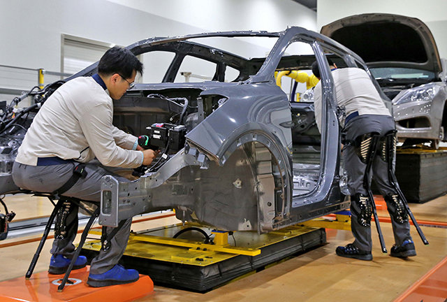 현대자동차 직원이 산업용 웨어러블 로봇인 ‘의자형 착용 로봇(H-CEX)’을 착용하고 작업하고 있다. 현대차 제공