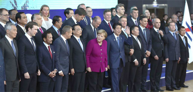 19일 벨기에 브뤼셀에서 열린 아시아유럽정상회의(ASEM)에서 참가국 정상들이 폐막 기념 단체사진을 촬영하기 위해 서있다. 문재인 대통령은 보이지 않는다. 브뤼셀=AP 뉴시스