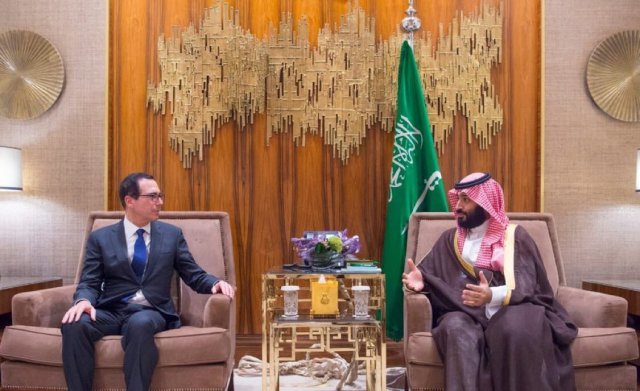 무함마드 빈 살만 사우디아라비아 왕세자(오른쪽)이 22일(현지시간) 수도 리야드를 방문 중인 스티브 므누신 미국 재무장관을 접견하고 있다. (사우디 외무부 제공) © News1