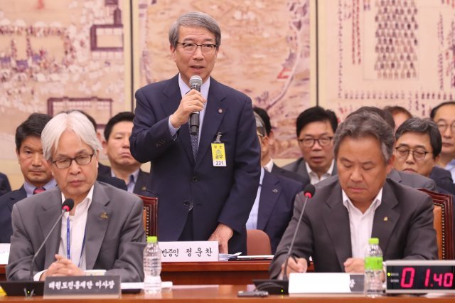 정운찬 한국야구위원회(KBO) 총재가 23일 오후 서울 여의도 국회에서 열린 문화체육관광위원회의 대한체육회, 국민체육진흥공단, 한국체육산업개발(주), 태권도진흥재단, 대한장애인체육회 등에 대한 국정감사에서 의원들의 질의에 답하고 있다. 2018.10.23/뉴스1 © News1