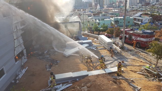 23일 오후 3시 35분쯤 부산 사상구 괘법동에 있는 한 신축건물 공사현장에서 불이 나 한 시간여만에 진화됐다. 현장에 출동한 소방대원들이 물줄기를 쏘면서 진압작전을 벌이고 있다.(독자제공)© News1