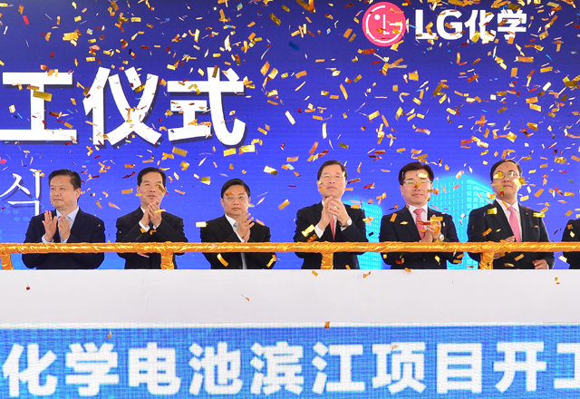 23일 중국 난징에서 열린 LG화학 전기차 배터리 제2공장 기공식에서 박진수 LG화학 부회장(오른쪽에서 세 번째), 장징화 난징시 당서기(왼쪽에서 세 번째) 등 인사들이 시삽 행사에 참여하고 있다. LG화학 제공