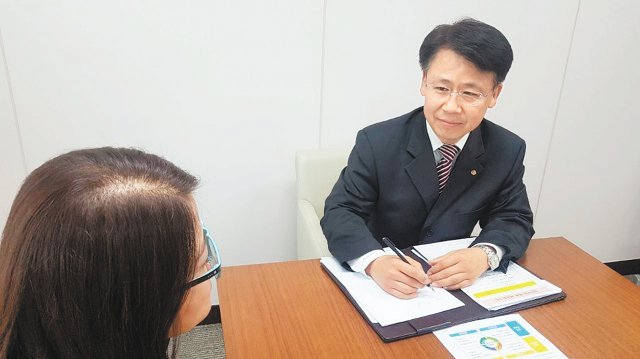 홍승범 한화생명 강남FA센터 FA(오른쪽)가 중소기업 CEO를 위한 자산관리 방법을 상담해주고 있다. 한화생명 제공