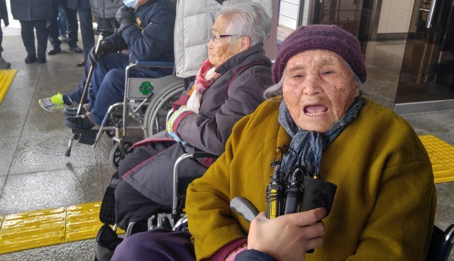 4·3수형생존인인 오계춘 할머니(93)가 지난 2월5일 제주지방법원앞에서 70년만에 4·3재심 절차를 밟게 된 소감을 밝히고 있다. © News1