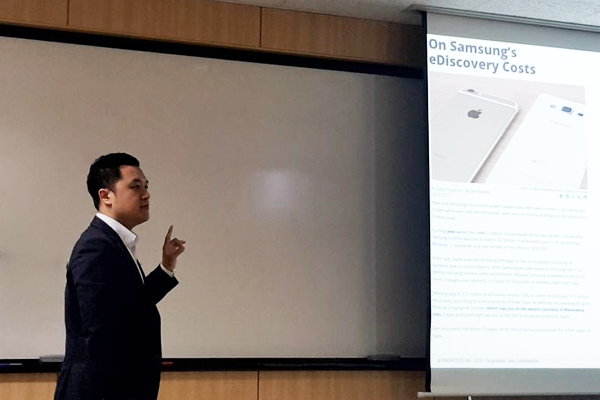 <프론테오코리아 정성우 팀장이 왜 기업과 로펌이 이디스커버리 제도에 대응해야 하는지 당위성에 대한 설명을 하고 있다>(출처=IT동아)