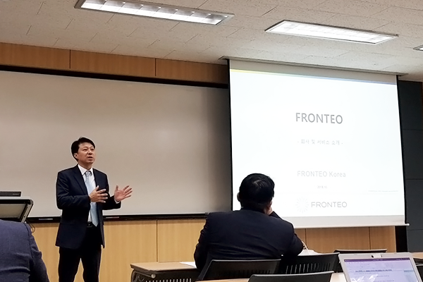 <프론테오코리아 김민철 이사가 학생들에게 이디스커버리 제도와 리걸테크 시장 현황에 대한 설명을 하고 있다>(출처=IT동아)