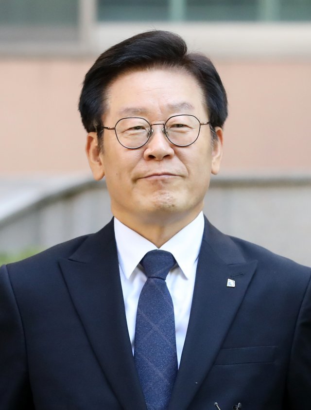 이재명 경기도지사가 12일 오전 경기도 성남시 분당구 자택을 나서며 취재진의 질문에 답변하고 있다. /뉴스1 © News1