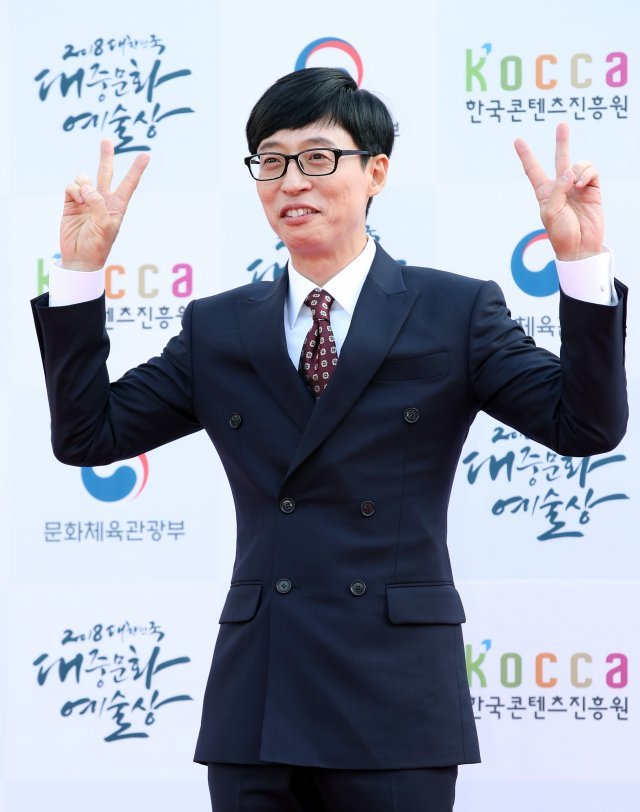 방송인 유재석이 24일 오후 서울 올림픽공원 올림픽홀에서 열린 ‘2018 대한민국 대중문화예술상’ 시상식 에 참석해 포즈를 취하고 있다. ‘대한민국 대중문화예술상’은 대중문화예술인들의 사회적 위상을 높이고 그들의 노력과 성과를 격려하기 위해 마련된 정부 포상제도이다. © News1