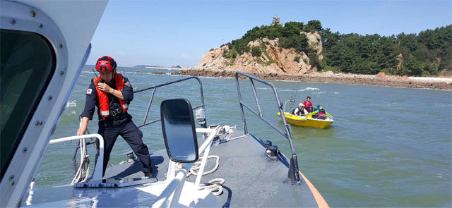 인천해양경찰서 하늘바다파출소 소속 연안구조정이 최근 인천 영종도 앞바다에서 연료가 떨어져 표류하던 보트를 구조하고 있다. 중부지방해양경찰청 제공