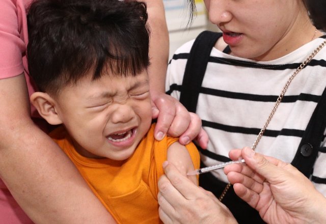 12일 오전 경기도 수원시 화서동의 한 소아병원을 방문한 어린이가 독감예방접종 주사를 맞고 있다. 2018.9.12/뉴스1 © News1