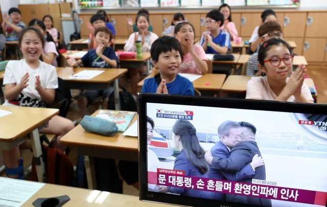 평양남북정상회담이 열리는 18일 오전 경기도 화성시 태안초등학교에서 학생들이 문재인 대통령과 김정은 북한 국무위원장의 만남을 생중계로 지켜보고 있다.2018.9.18/뉴스1 © News1