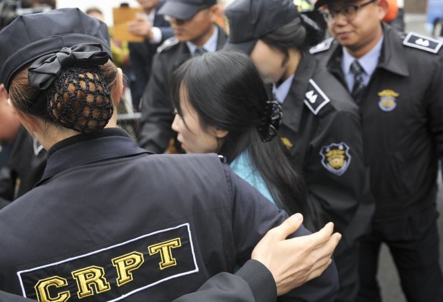 2015년11월18일 아버지를 살해한 혐의로 교도소에 복역중인 무기수 김신혜(38)씨가 광주지방법원 해남지원 법정으로 이동하고 있다. © News1