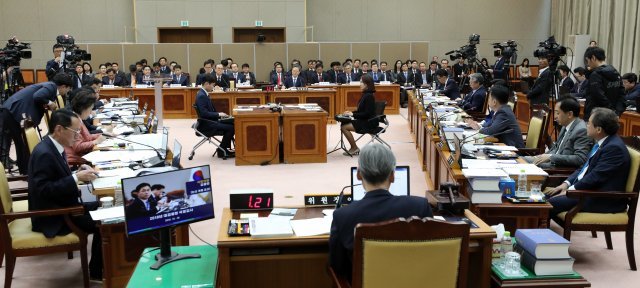 문무일 검찰총장이 25일 서울 서초구 대검찰청에서 열린 국회 법제사법위원회 국정감사에서 의원 질의에 답하고 있다. © News1