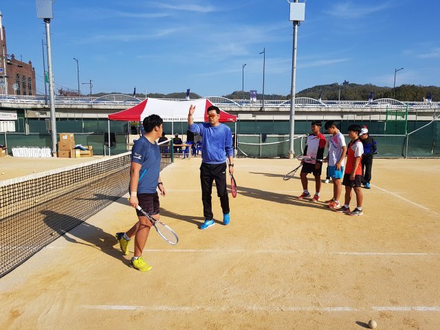 25일 경북 봉화에서 뜻깊은 재능기부 행사를 가진 NH농협은행 여자 정구부 선수단.