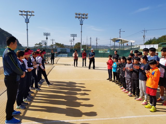 25일 경북 봉화에서 뜻깊은 재능기부 행사를 가진 NH농협은행 여자 정구부 선수단.