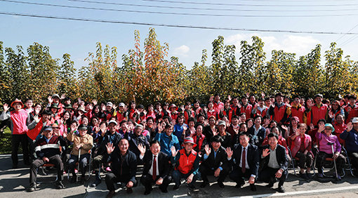 한국마사회 봉사단 렛츠런 엔젤스는 지난 24일 천안 직산읍 자은가리를 찾아 봉사활동을 진행했다. 한국마사회는 이날 김낙순 한국마사회장(앞줄 왼쪽 세 번째), 박완주 국회의원(네 번째) 등이 참석한 가운데 자은가리 마을과 자매결연식을 맺었다. 사진제공｜한국마사회