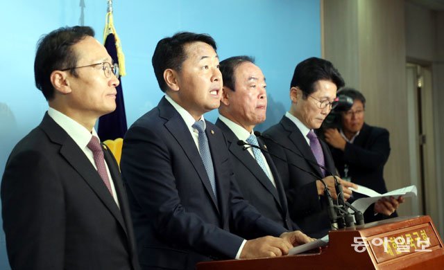 4당 “공정한 재판 위해 필요”… 한국당 “특정재판부 자체가 위헌”