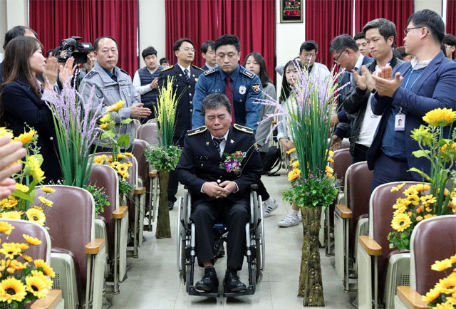 2015년 공무 수행 중 부상한 김범일 경감이 25일 휠체어를 탄 채 서울 영등포경찰서에서 열린 명예퇴임식장에 입장하고 있다. 서울영등포경찰서 제공
