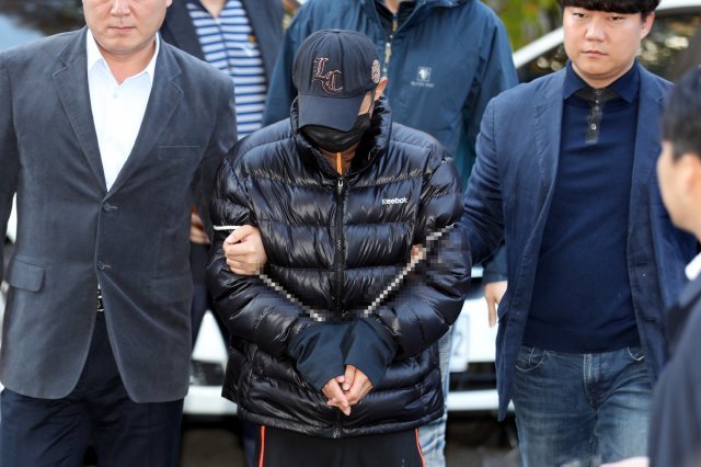 주차장에서 전 부인을 흉기로 살해한 전 남편 김모씨가 영장실질심사를 받기 위해 25일 오전 서울남부지법으로 들어서고 있다. 2018.10.25/뉴스1