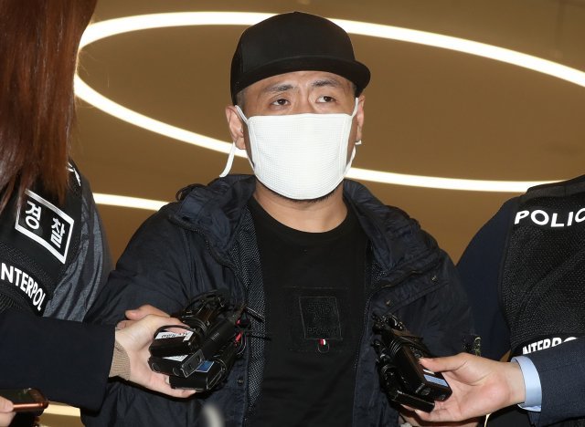 태국 파타야에서 불법 도박 사이트를 운영하다가 컴퓨터 프로그래머를 구타해 살해한 혐의를 받는 김모씨(33)가  인천국제공항을 통해 송환되고 있다.  2018.4.5/뉴스1 © News1