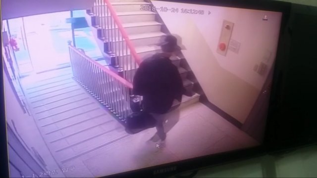 아파트에 침입해 일가족을 모두 살해한 것으로 추정되는 용의자가 56가지에 달하는 범행도구가 든 가방을 들고 계단을 올라가는 모습.(부산지방경찰청 제공)© News1