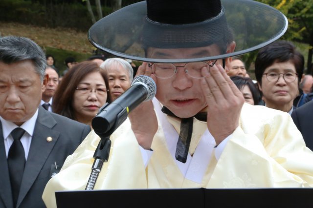 26일 경북 구미시 상모동 박정희 전 대통령 생가에서 열린 ‘박정희 대통령 제39기 추도식’에서 이철우 경북지사가 추도사를 읽다가 감정이 북받쳐 눈물을 흘리고 있다. 이 지사는 “전직 대통령을 모시는데 함께 화합하는 모습을 보여줬으면 좋겠다“ 며 ”경북도는 우리도 한번 잘살아 보자고, 근면하고 자조하고 협동하자고 외치셨던 새마을운동을 세계 빈곤국가를 대상으로 계속 추진해 나가겠다“고 말했다.2018.10.26/뉴스1 ⓒ