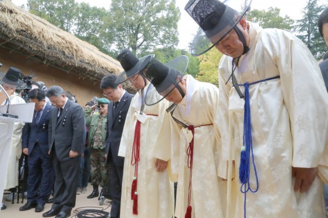 26일 경북 구미시 상모동 박정희 전 대통령 생가에서 열린 ‘박정희 대통령 제39기 추도식’에서 이철우 경북지사가 초헌관으로 김태근 구미시의장이 아헌관으로 전병억 생가보존회장이 종헌관으로 나서 추모제례를 올린뒤 예를 표하고 있다.이날 진보 정당인 더불어민주당 출신 장세용 구미시장은 행사에 불참해 지금까지 구미시장이 하던 초헌관을 이철우 경북지사가 맡았다…2018.10.26/뉴스1 ⓒ News1