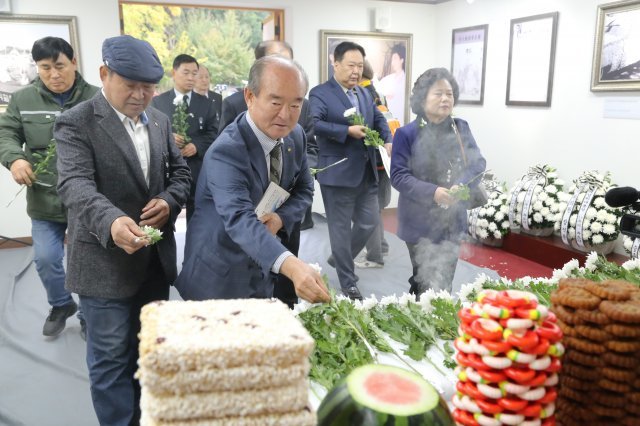 26일 경북 구미시 상모동 박정희 전 대통령 생가에서 열린 ‘박정희 대통령 제39기 추도식’에 참석한 시민들이 박정희 전 대통령과 육영수 여사 영전에 흰국화꽃을 헌화하고 있다.2018.10.26/뉴스1 ⓒ News1