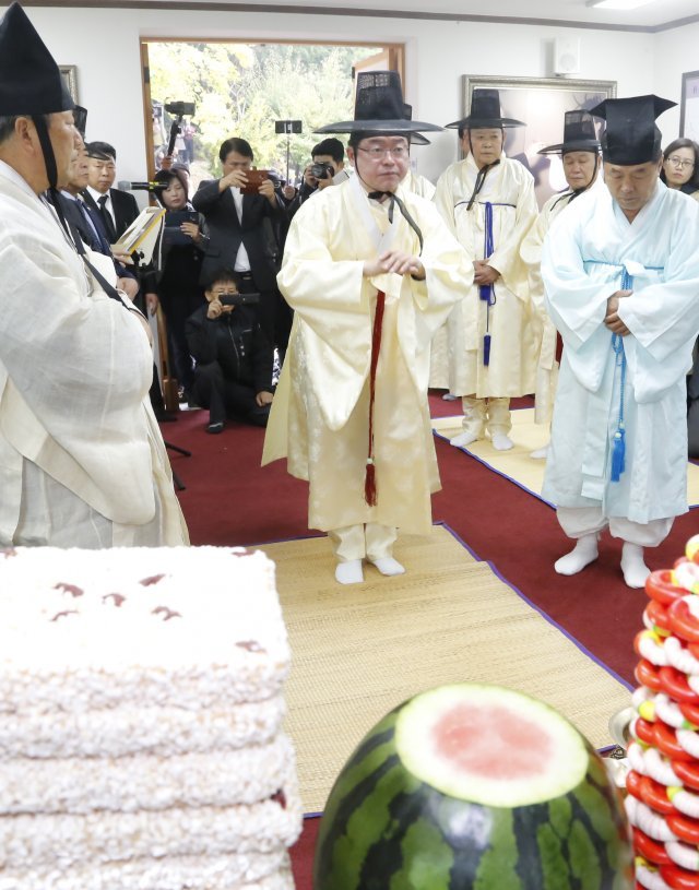 26일 경북 구미시 상모동 박정희 전 대통령 생가에서 열린 ‘박정희 대통령 제39기 추도식’에서 이철우 경북지사가 초헌관으로 절을 올리고 있다. 이 지사는 “전직 대통령을 모시는데 함께 화합하는 모습을 보여줬으면 좋겠다“ 며 ”경북도는 우리도 한번 잘살아 보자고, 근면하고 자조하고 협동하자고 외치셨던 새마을운동을 세계 빈곤국가를 대상으로 계속 추진해 나가겠다“고 말했다.2018.10.26/뉴스1 ⓒ News1