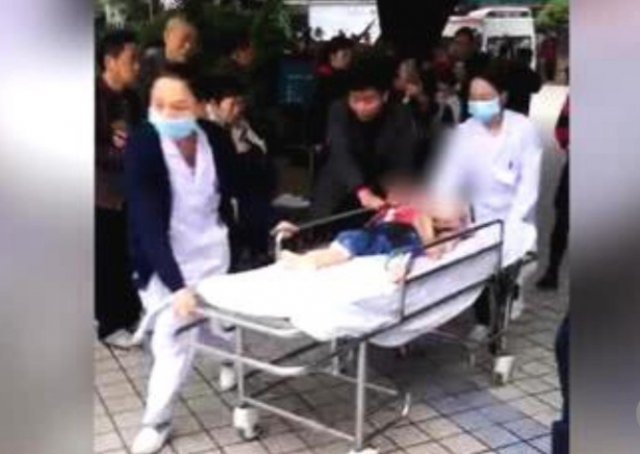 의료진들이 칼을 맞은 유치원생을 병원으로 긴급 후송하고 있다 - 위챗 갈무리