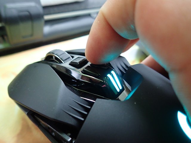 일부 마우스는 DPI 변환 버튼을 따로 가지고 있으며, 현재 DPI 수준을 LED로 표시해주기도 한다(출처=IT동아)