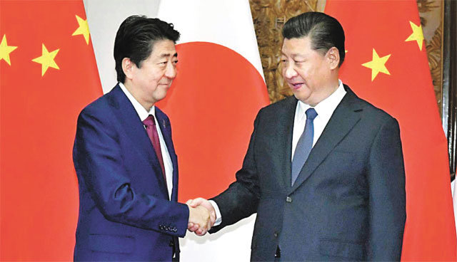 아베 신조 일본 총리(왼쪽)와 시진핑 중국 국가주석이 26일 베이징 댜오위타이 국빈관에서 정상회담에 앞서 악수하고 있다. 시 
주석은 이날 회담 직전 “중일관계가 정상적인 궤도로 돌아간 뒤 새로운 발전을 해야 한다”고 말했다. 아베 총리는 25일부터 2박 
3일 일정으로 중국을 국빈 방문 중이다. 베이징=AP 뉴시스