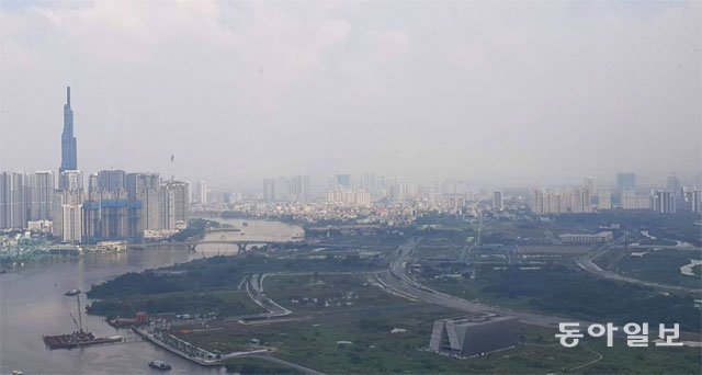 사이공강 오른쪽에 보이는 녹지공간이 투티엠 신시가지. 왼쪽에 삐죽 솟은 건물이 랜드마크 81이고, 주변에 고층 빌딩 주거지 밀집지역이 보인다. 호찌민=황재성 기자 jsonhng@donga.com