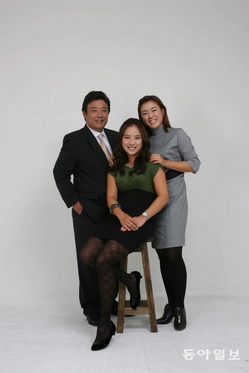 박희영(가운데) 주영 골프 자매와 아버지 박형섭 교수.