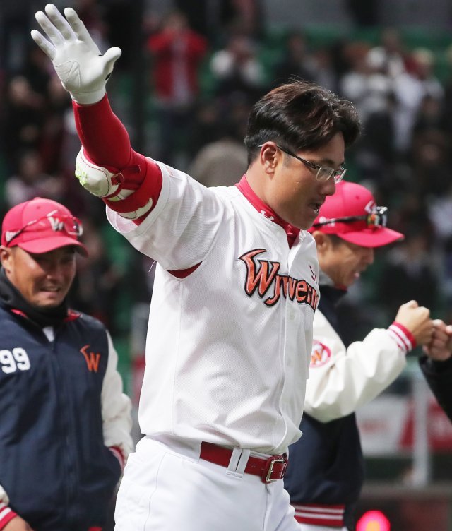 27일 오후 인천시 미추홀구 SK행복드림구장에서 열린 ‘2018 프로야구 신한은행 마이카 KBO리그 포스트시즌’ 플레이오프 1차전 SK 와이번스와 넥센 히어로즈의 경기 9회말 1사 1루 상황, SK 박정권이 승리를 확정 짓는 투런 홈런을 친 후 기뻐하고 있다. SK 와이번스가 10대8의 점수로 승리했다. 2018.10.27/뉴스1 © News1