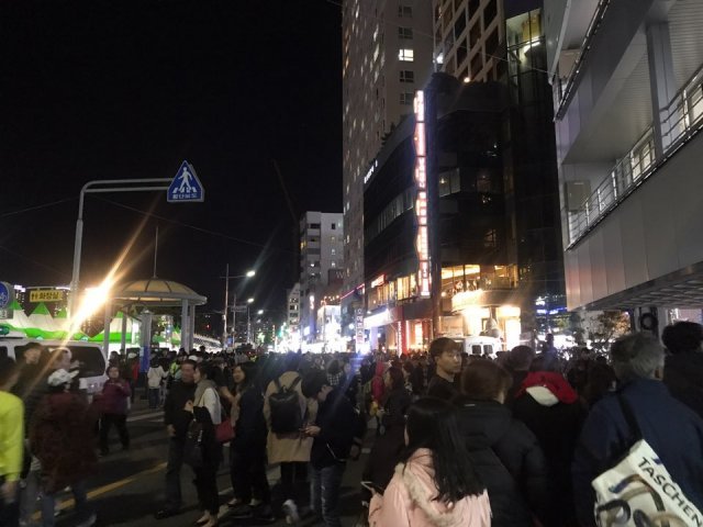 27일 부산불꽃축제를 찾은 시민들이 거리를 가득 매웠다.© News1