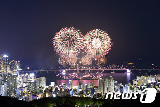 27일 오후 부산 광안리해수욕장 일대에서 열린 ‘제14회 부산불꽃축제’에서 불꽃이 가을 밤바다를 화려하게 수놓고 있다. 2018.10.27/뉴스1