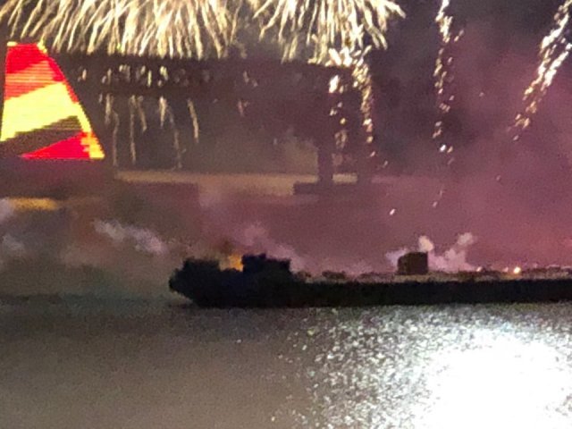 27일 오후 부산 불꽃축제 도중 행사용 바지선에서 불꽃에 의한 화재가 발생해 소방과 해경이 출동해 진화에 나서고 있다. (부산지방 경찰청 제공) 2018.10.27/뉴스1 © News1