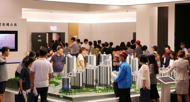 ‘래미안 강남포레스트’ 모델하우스를 찾은 내방객들의 모습/사진제공=삼성물산© News1