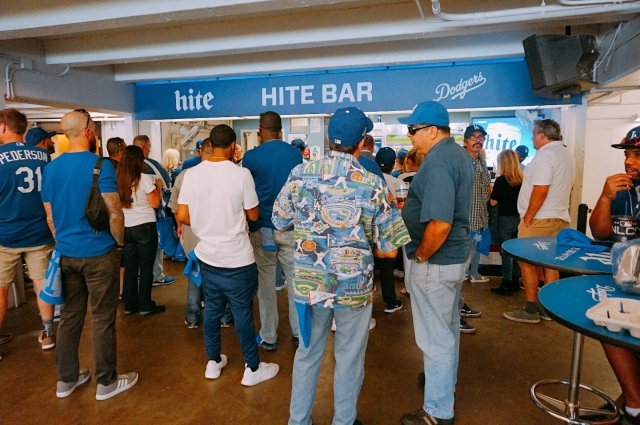 미국 LA 다저스 스타디움 ‘하이트 바’에 맥주를 사려는 고객들이 줄을 서 있다. © News1