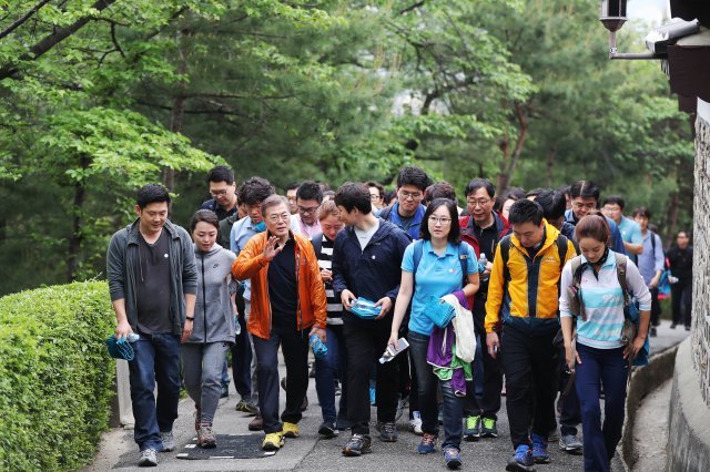 문재인 대통령이 당선 후 첫 주말 대선당시 전담취재기자들과 북악산 산행을 하고 있다. (청와대 제공)2017.5.13/뉴스1 © News1