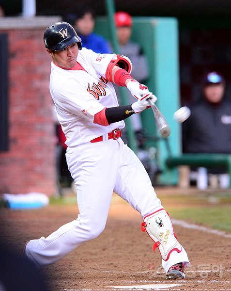 28일 인천 SK행복드림구장에서 ‘2018 신한은행 마이카 KBO리그’ SK 와이번스와 넥센 히어로즈의 플레이오프 2차전 경기가 열렸다. 7회말 2사에서 SK 최정이 넥센 오주원을 상대로 좌월 솔로 홈런을 쏘아 올리고 있다. 인천｜김민성 기자 marineboy@donga.com