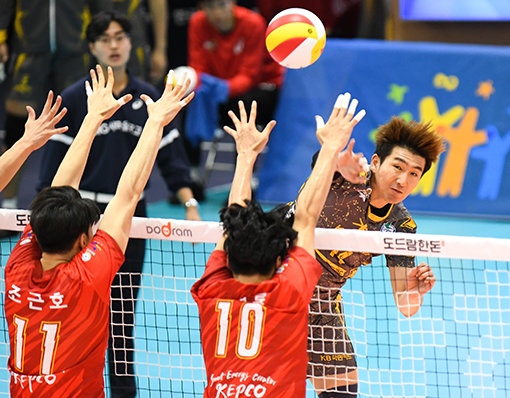 KB손해보험 강영준(맨 오른쪽)이 28일 수원실내체육관에서 열린 한국전력과의 V리그 맞대결에서 블로킹 벽을 피해 스파이크를 하고 있다. KB손해보험은 세트 스코어 3-1 승리로 2연승을 기록했다. 사진제공｜KOVO