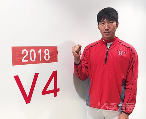 SK 와이번스의 레전드 투수에서 원정기록원으로 자리를 옮겨 제2의 인생을 펼쳐나가고 있는 전병두 원정기록원이 4번째 우승을 염원하며 주먹을 불끈 쥐고 있다. 인천｜서다영 기자 seody3062@donga.com