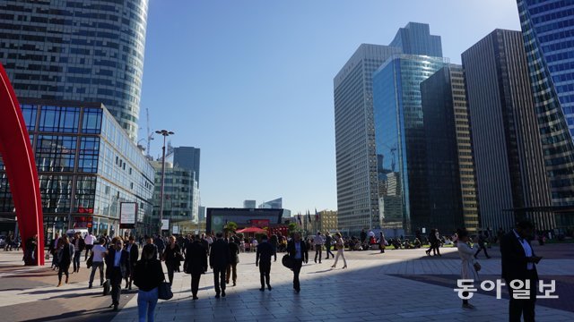 10일(현지 시간) 프랑스 파리 인근 퓌토의 '라데팡스'에서 보행자들이 도시 중심부를 자유롭게 걷고 있다. 퓌토=서형석 기자 skytree08@donga.com