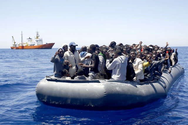 고무보트를 탄 채 지중해 해상에서 구조를 기다리고 있는 아프리카 난민들. AP 뉴시스