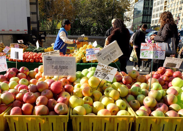 미국 뉴욕 그린마켓의 사과 판매대.
