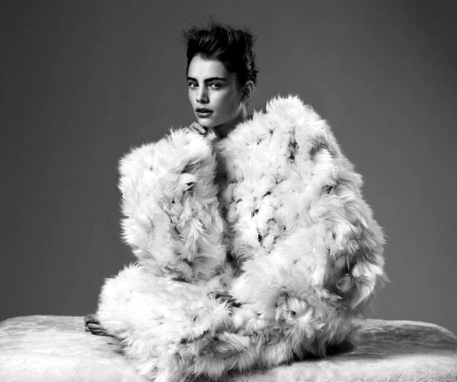 인조 모피 코트를 입은 모델의 모습. 동물권에 대한 인식이 높아지며 인조 모피로 만들어진 ‘퍼 프리’ 패션이 인기를 얻고 있다. 사진 출처 eluxemagazine.com